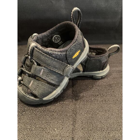 KEEN Sandals Size 4 (11.5 cm) kids Black On Black Closed Toe Boys/Girls Sandals - Picture 1 of 9